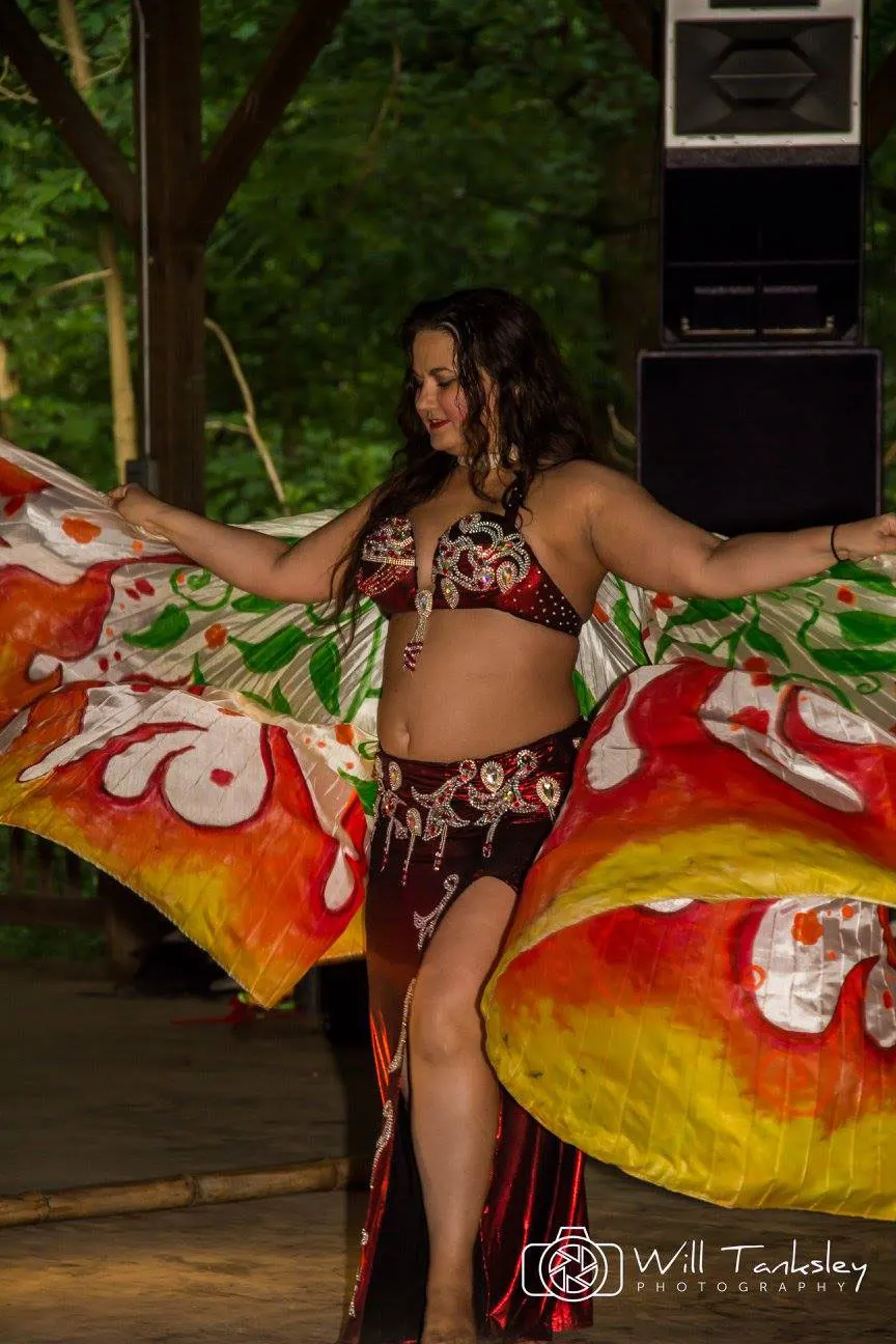 Lorenda teaching a belly dance class 18